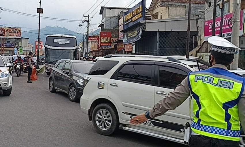 Lingkar Gentong Macet di H+2 Lebaran, Polisi Terapkan One Way dari Sukamantri hingga Pasar Lewo Garut